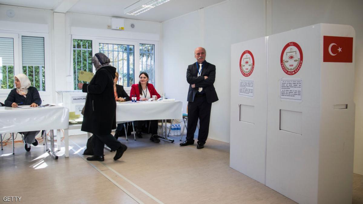 أتراك يصوتون في القنصلية التركية ببرلين